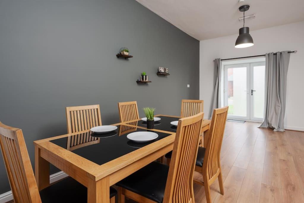 Edge With Car Park, Perfect For Contractors, Professionals, Relocators Huge Long Term Savings Apartamento *