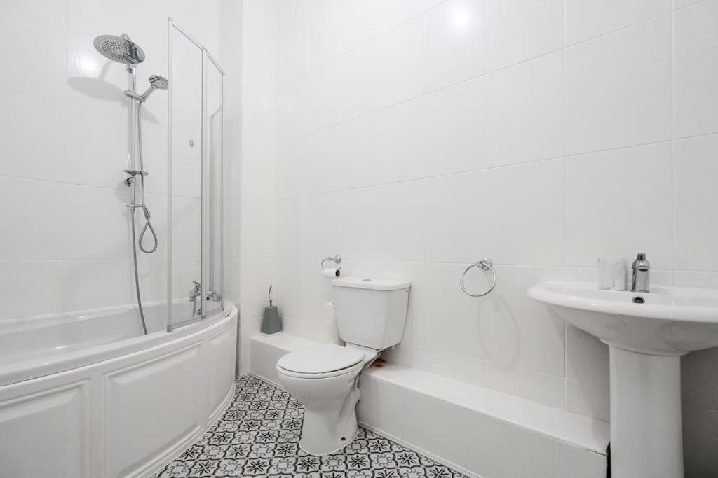 Edge With Car Park, Perfect For Contractors, Professionals, Relocators Huge Long Term Savings Apartamento *